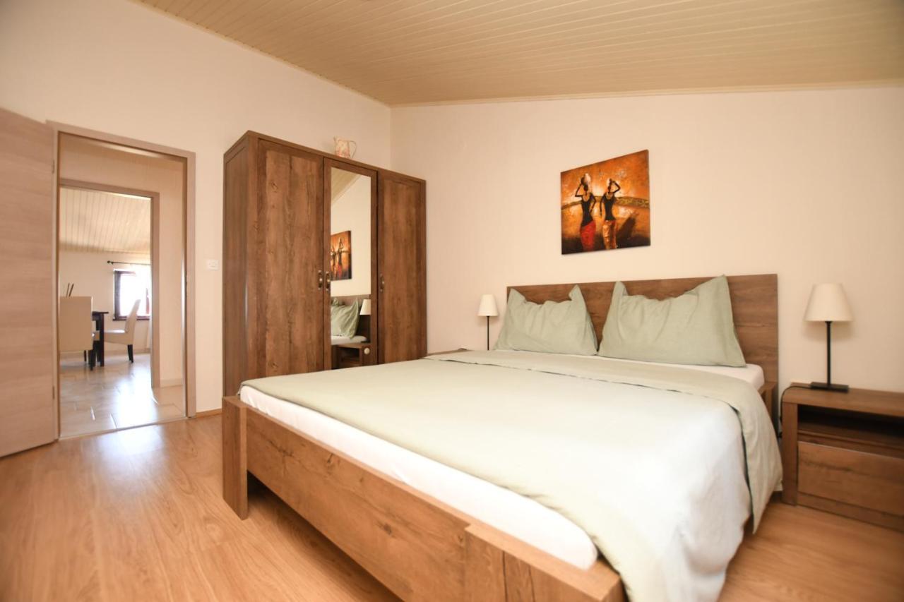 Apartment Deak *