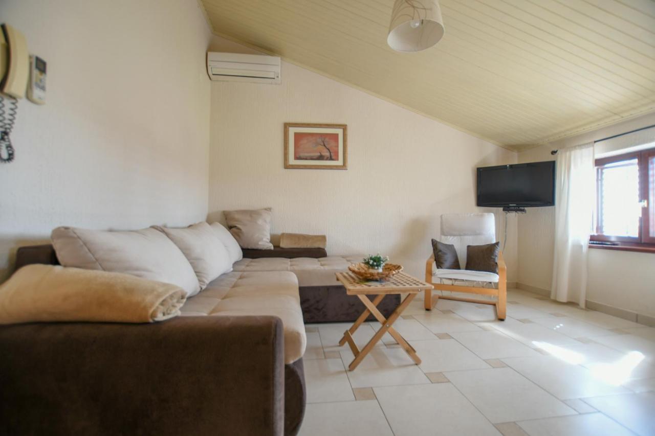 Apartment Deak