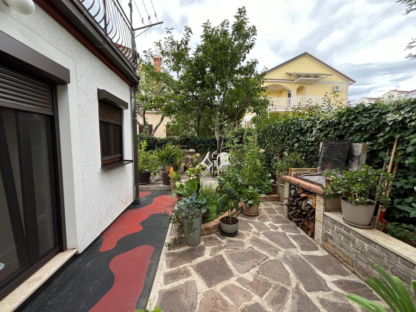 Apartment Deak